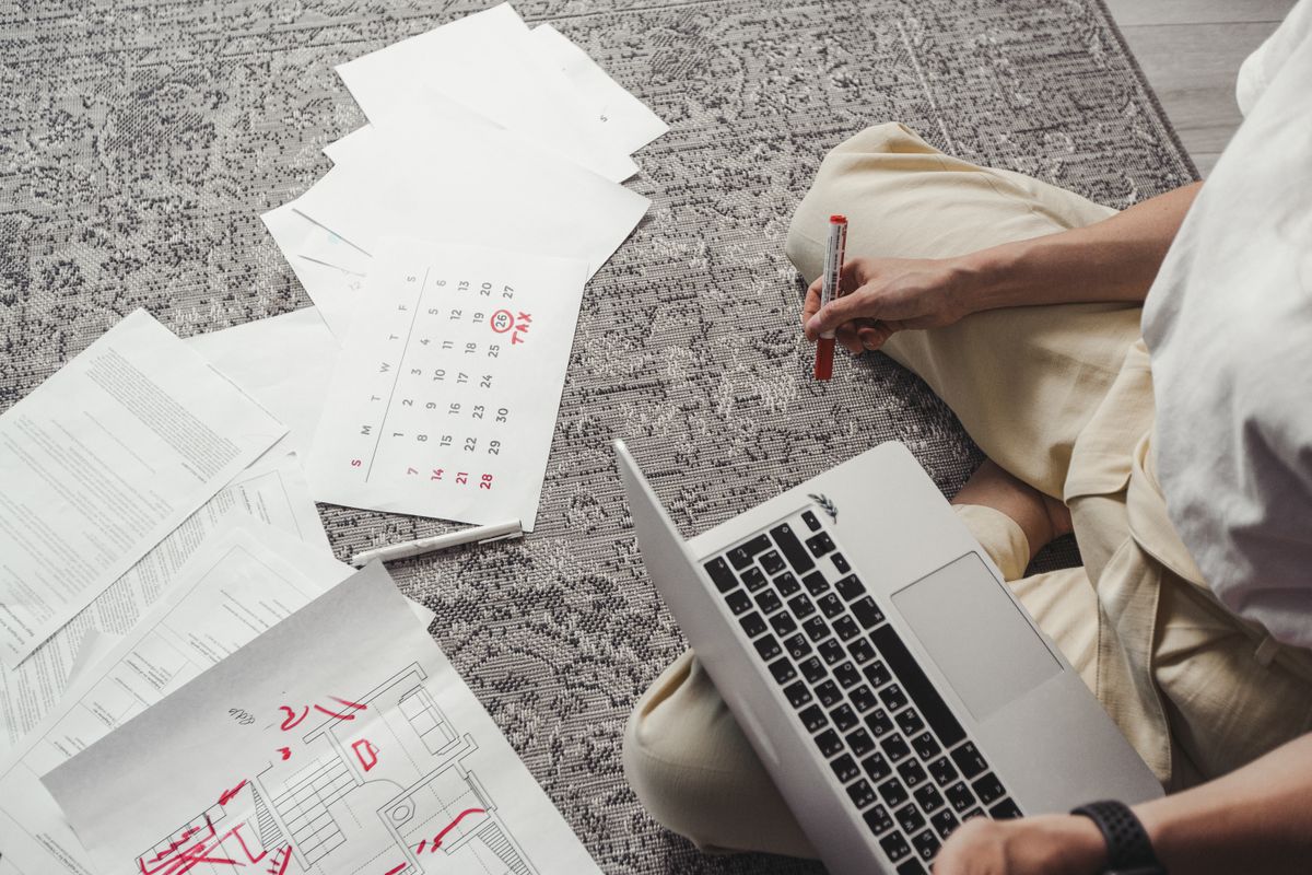 Physiotherapeutin im Gespräch mit einem Patienten – flexible Arbeitsmodelle ermöglichen eine bessere Work-Life-Balance