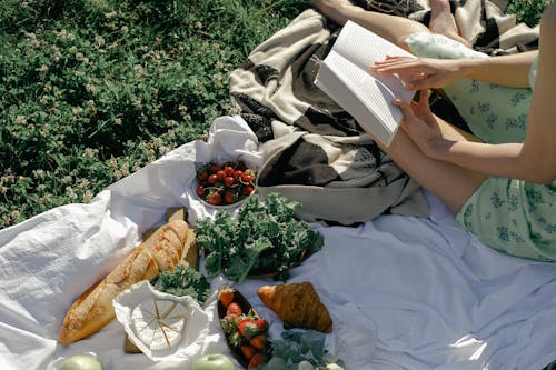 Darmowe zdjęcie z galerii z chleb, czytanie, jedzenie