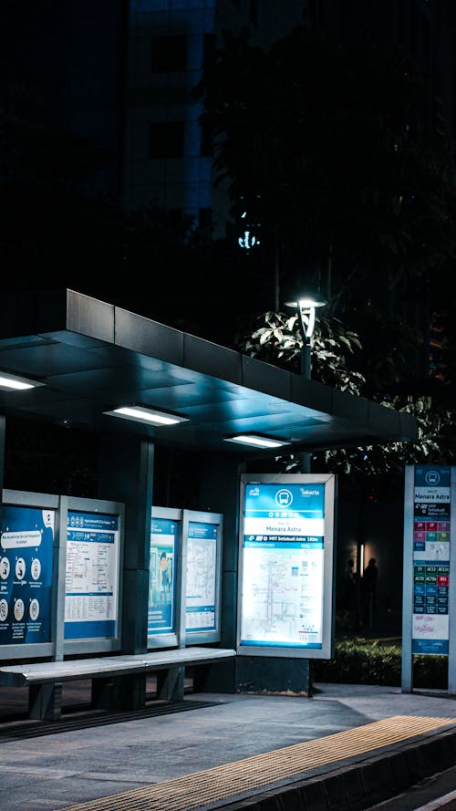 Imagine de stoc gratuită din adăpostul stației de autobuz, fotografiere verticală, noaptea