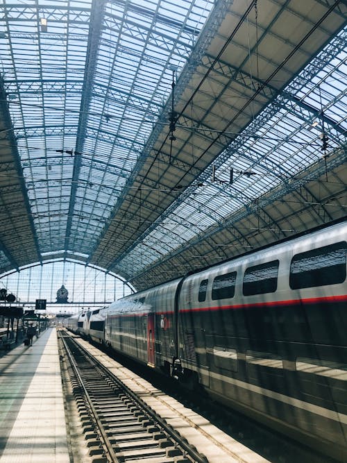 Foto profissional grátis de estação de trem, locomotiva, modo de transporte