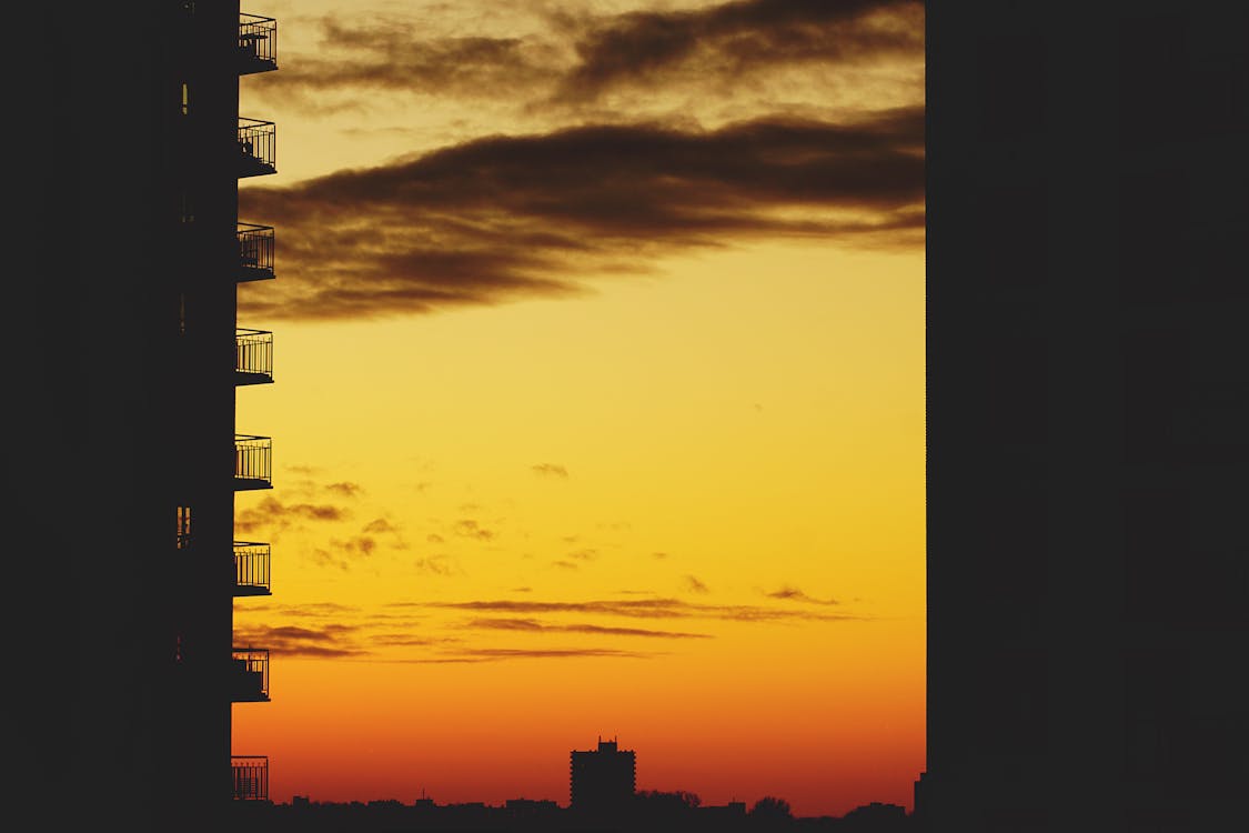 ゴールデンアワーの高層ビルの写真