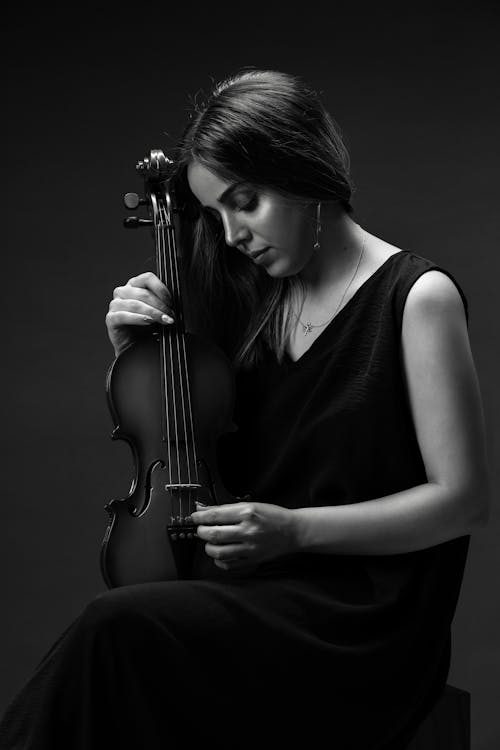 검정 드레스, 그레이스케일, 바이올린의 무료 스톡 사진