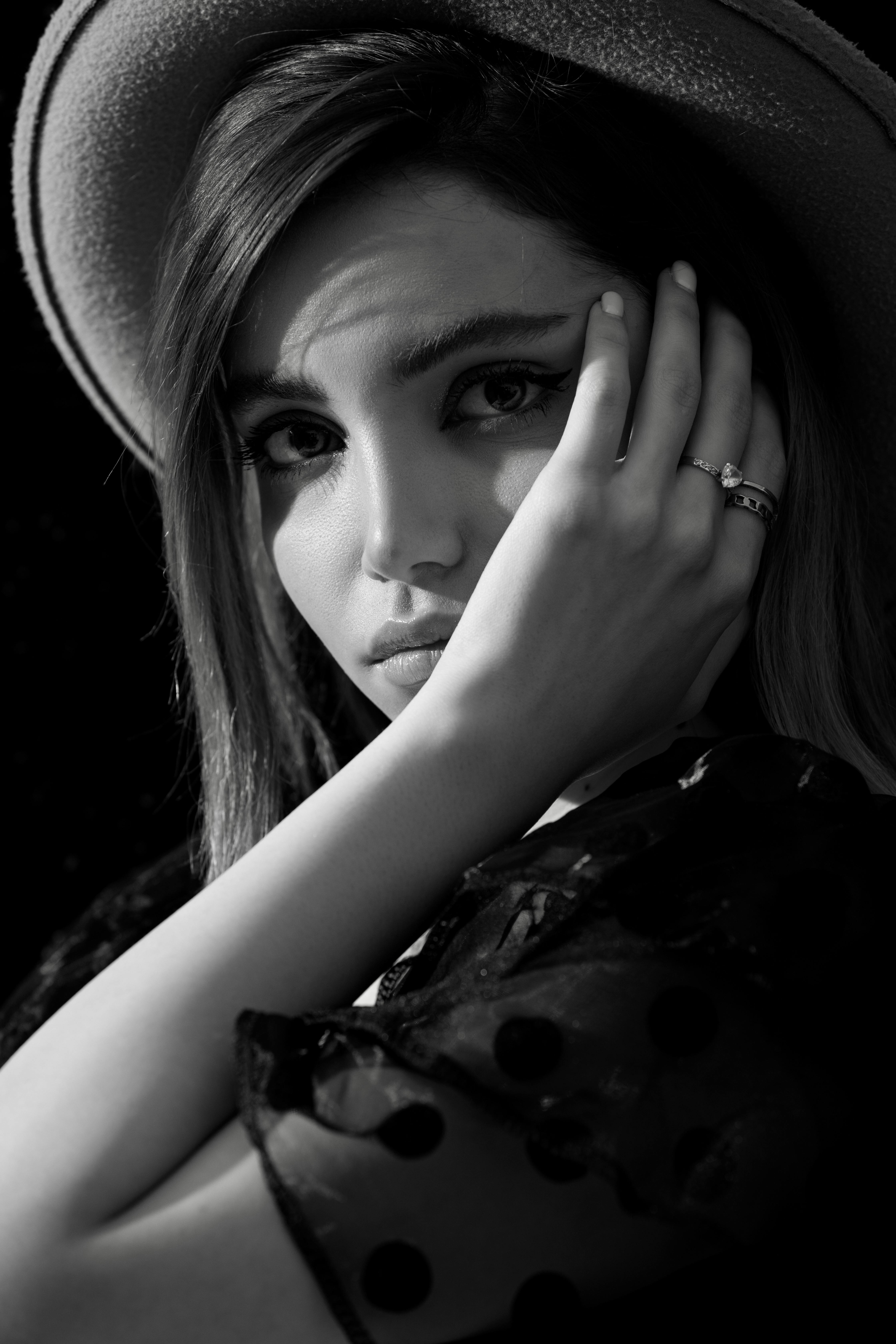 bezplatná Základová fotografie zdarma na téma černá košile, černobílá fotografie, detailní záběr Základová fotografie