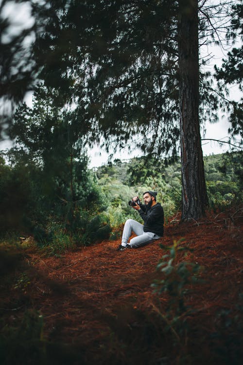 Foto profissional grátis de adulto, ao ar livre, árvores