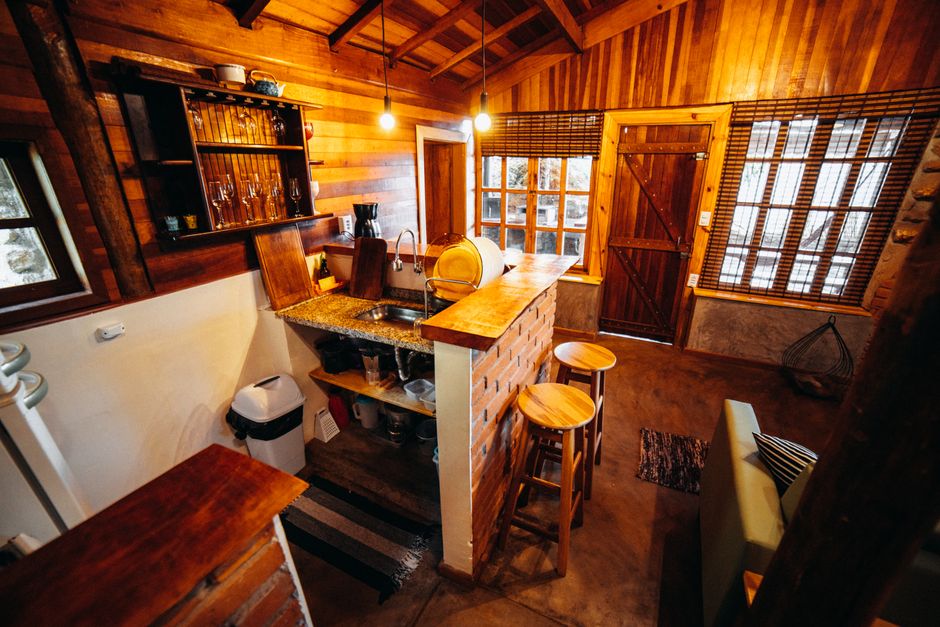 The Perfect Bookshelf for Tiny Homes: A Guide to Space-Saving Storage Solutions Cozy tiny home living room with minimalist bookshelf and wooden shelves