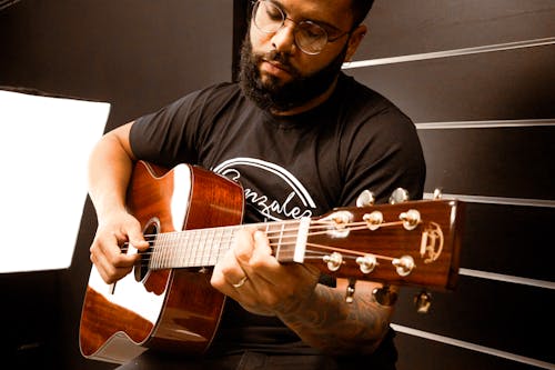 Ingyenes stockfotó akusztikus gitár, fekete ing, Férfi témában Stockfotó