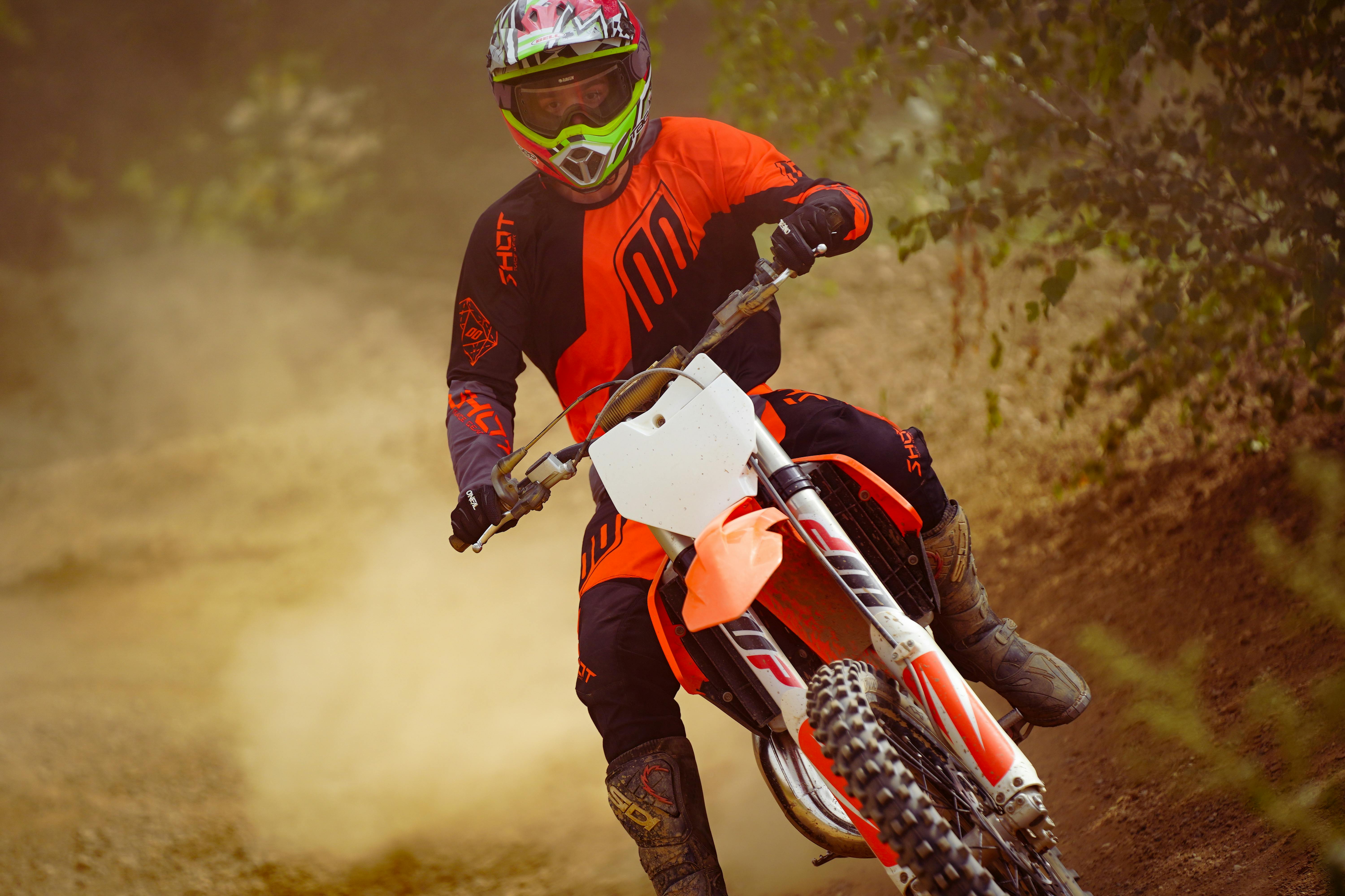 Pessoa Mostrando Corrida De Motocross · Foto profissional gratuita