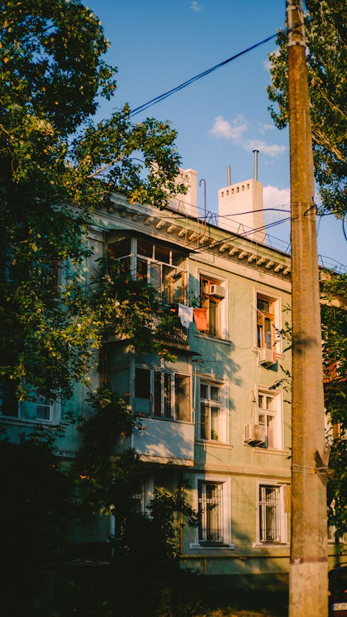 Безкоштовне стокове фото на тему «багатоквартирний будинок, блакитне небо, вертикальні постріл»