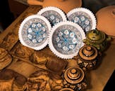 一系列手绘餐具和带有传统装饰图案的木制托盘