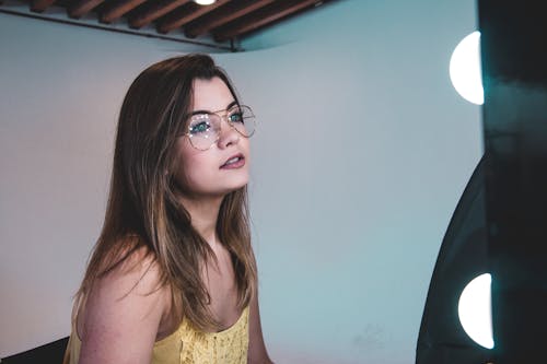 Kostenloses Stock Foto zu brille, drinnen, erwachsener, fashion