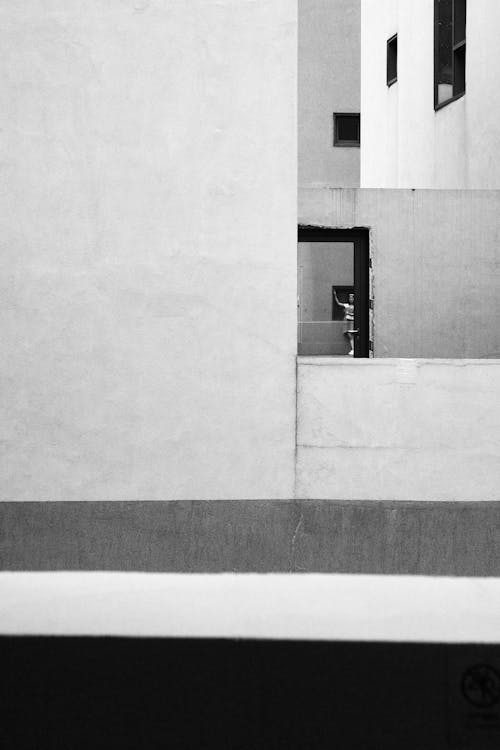 Foto d'estoc gratuïta de blanc i negre, edifici, escala de grisos