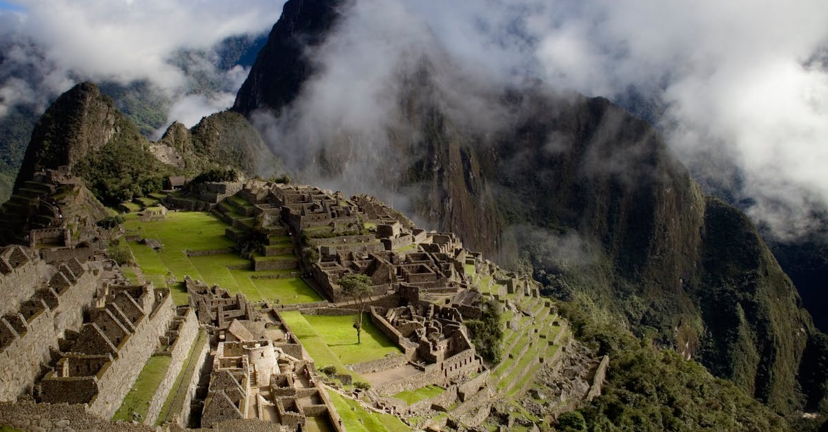 Vista Superior De Las Ruinas Antiguas Bajo El Cielo Nublado Blanco Vista Superior De Las Ruinas Antiguas Bajo El Cielo Nublado Blanco
