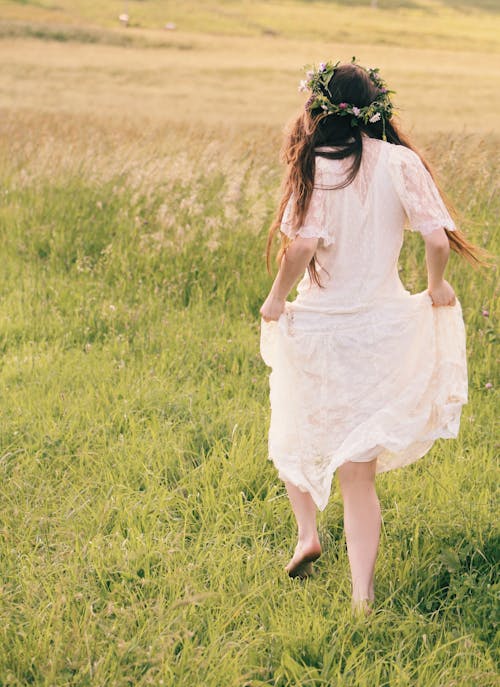 Frau, Die Weißes Blumenkleid Trägt