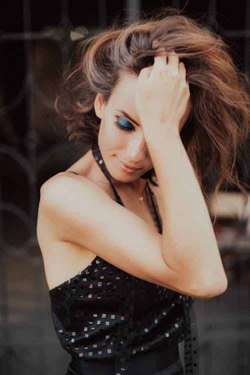 Fotos de stock gratuitas de al aire libre, arreglando el cabello, bonita