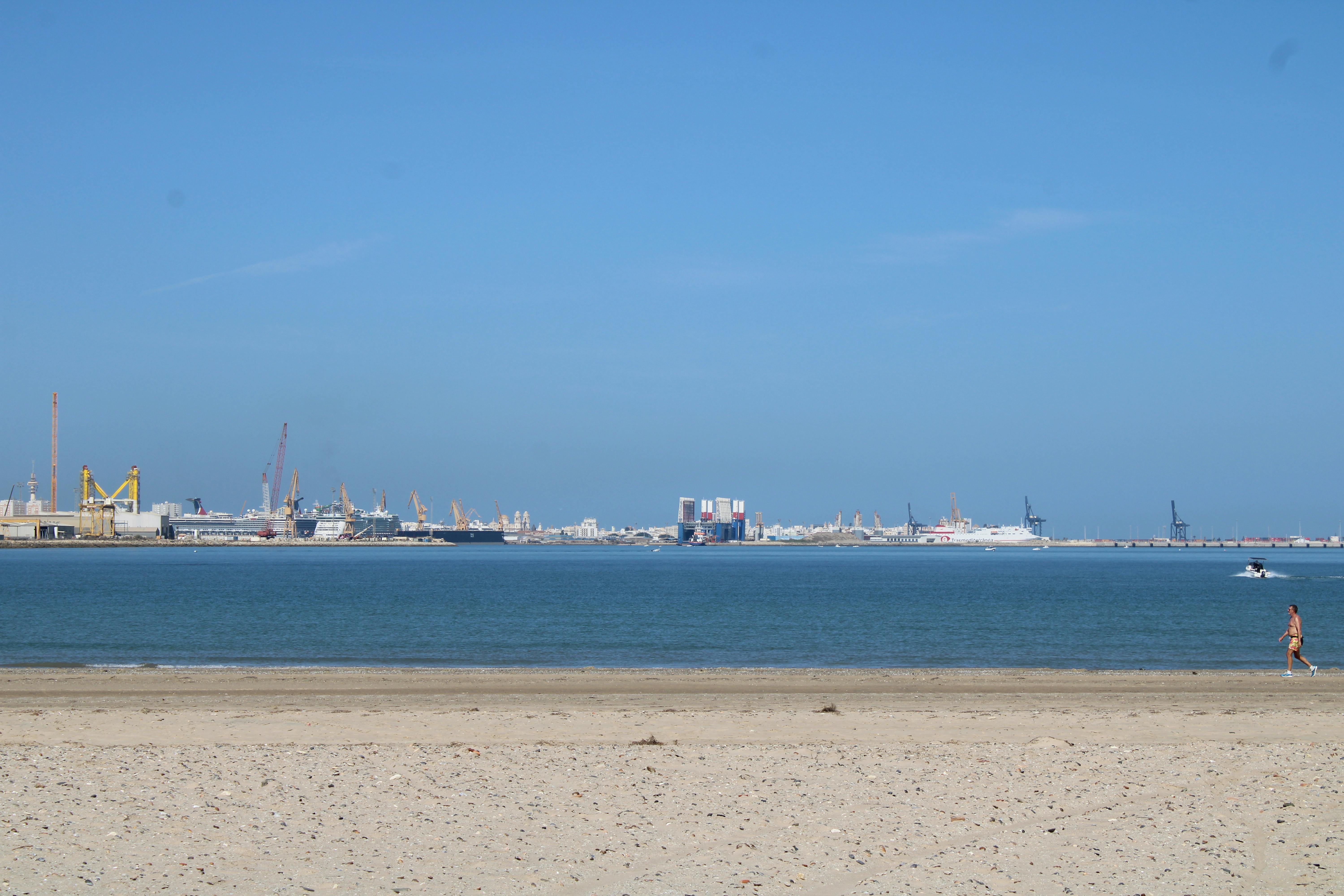 barriada del río San Pedro, en la desembocadura del mismo. Al fondo el puerto de Cádiz