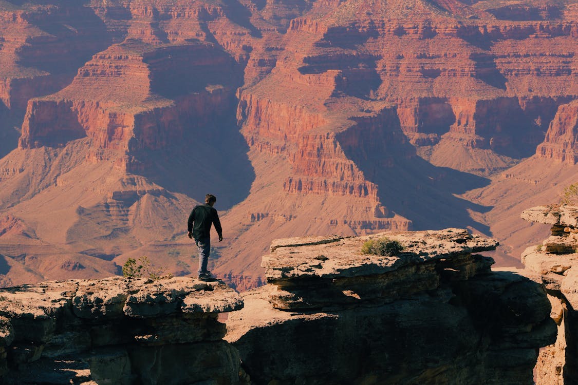 Vue à Vol D'oiseau D'un Homme Sur La Montagne Du Grand Canyon