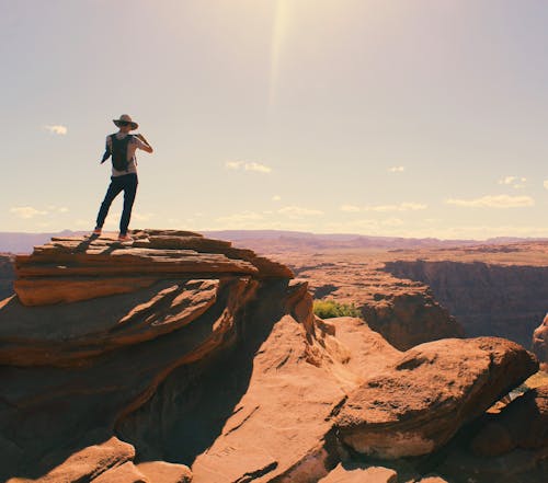 Vogelperspektive Eines Mannes, Der Auf Grand Canyon Steht