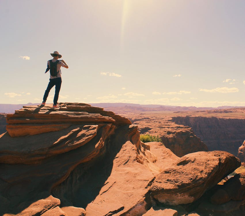 Vue à Vol D'oiseau D'un Homme Debout Sur Le Grand Canyon
