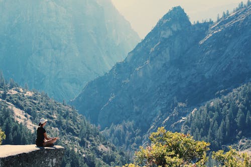 Meditasyon Yapan Bir Kadın Fotoğrafı