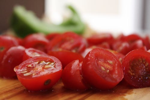 Gratis Fotografi Close Up Irisan Tomat Ceri Foto Stok