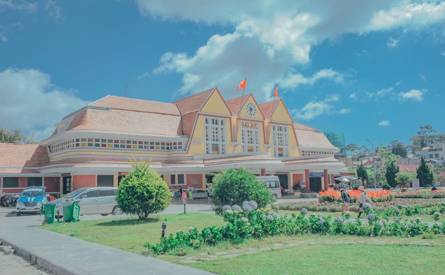 La estación de tren art déco de Da Lat bajo un cielo azul, Vietnam