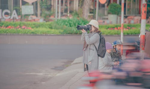 Mulher Segurando Uma Câmera Dslr Preta Tirando Foto
