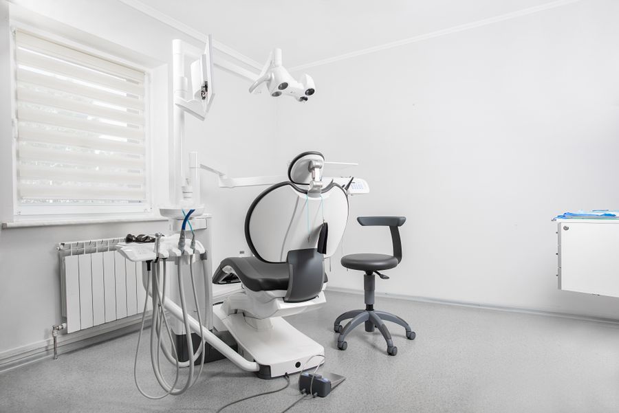 Cadeira odontológica em consultório moderno e iluminado