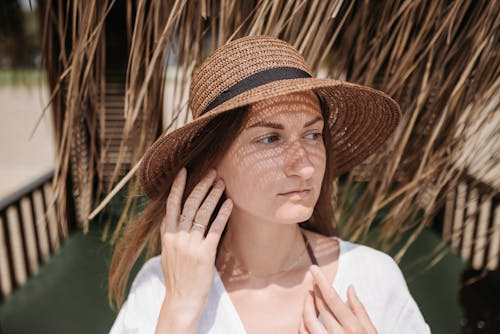 Kostnadsfri bild av brun hatt, kvinna, porträtt