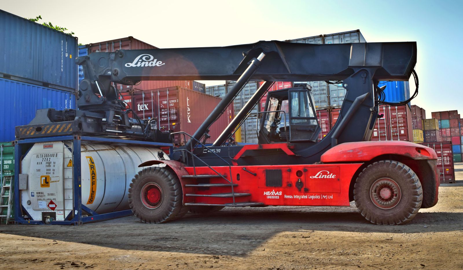 Reachstacker bewegt Container auf dem Lagerplatz