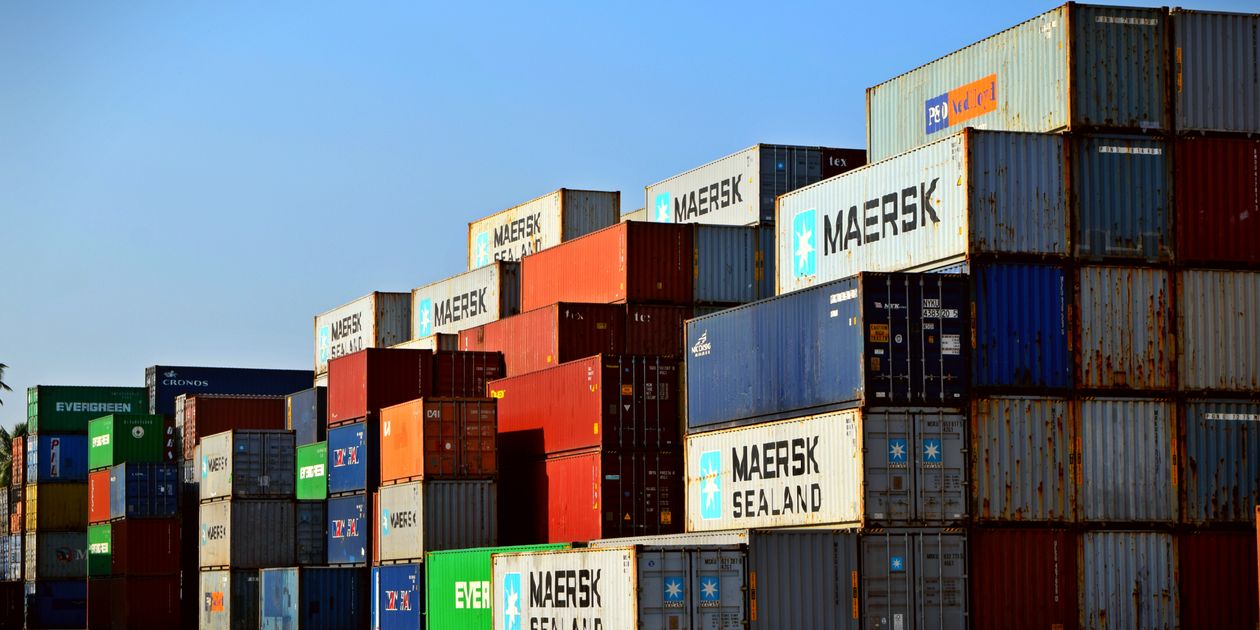 Container tại cảng hàng hóa quốc tế, chuỗi logistics xuất nhập khẩu dệt may Việt Nam