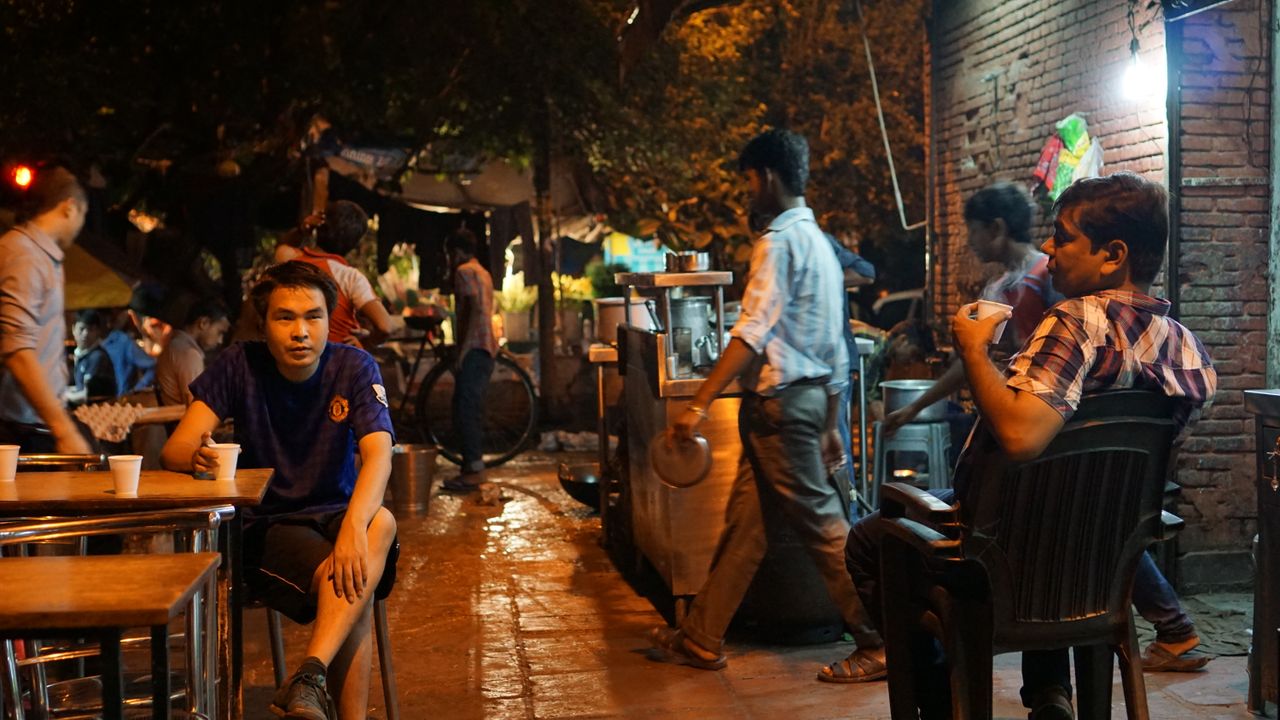 Pelabuhan Tanjung Priok Jakarta dengan aktivitas bongkar muat kontainer