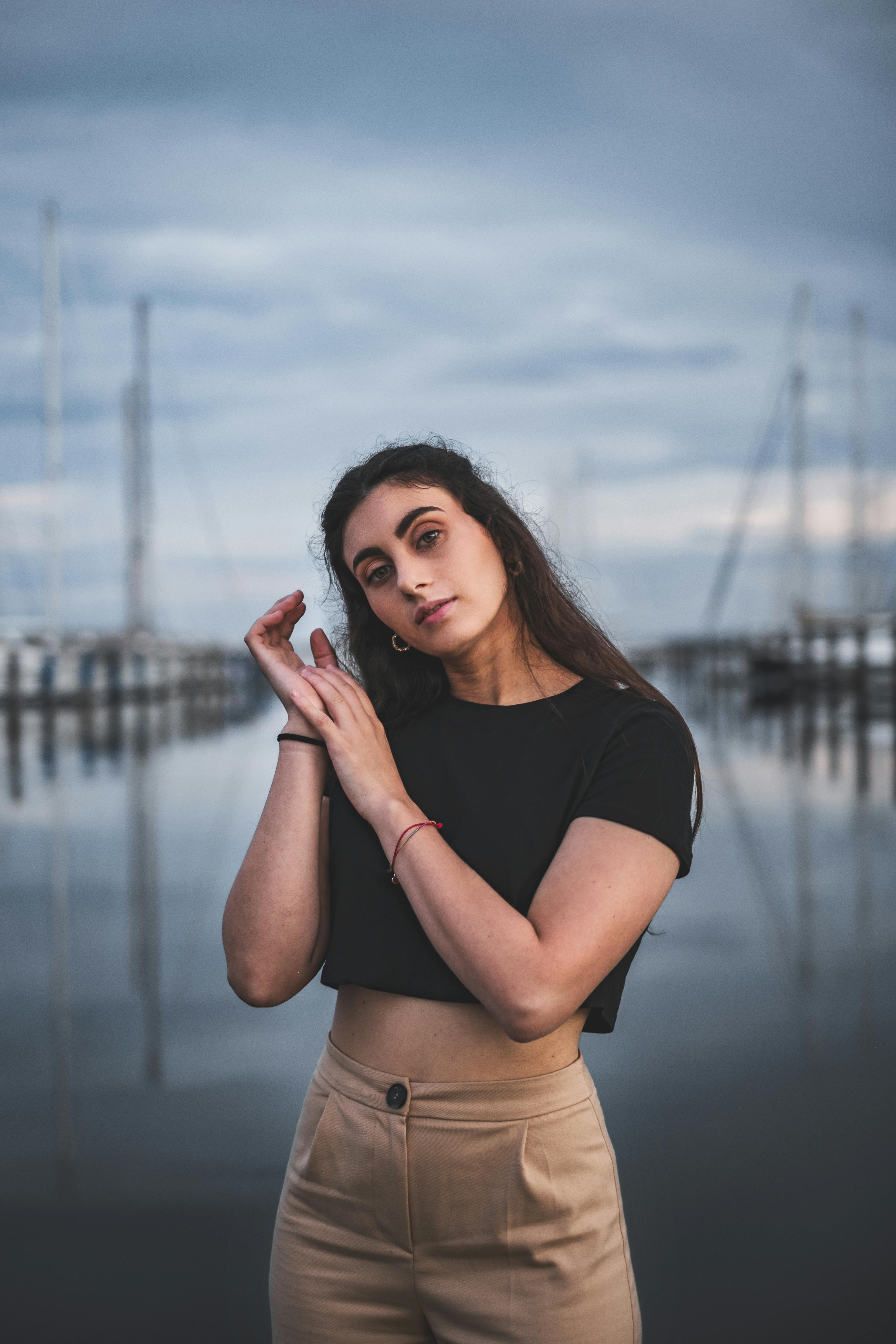 Graphique de cryptomonnaie sur un smartphone, symbolisant l'investissement numérique et la finance.