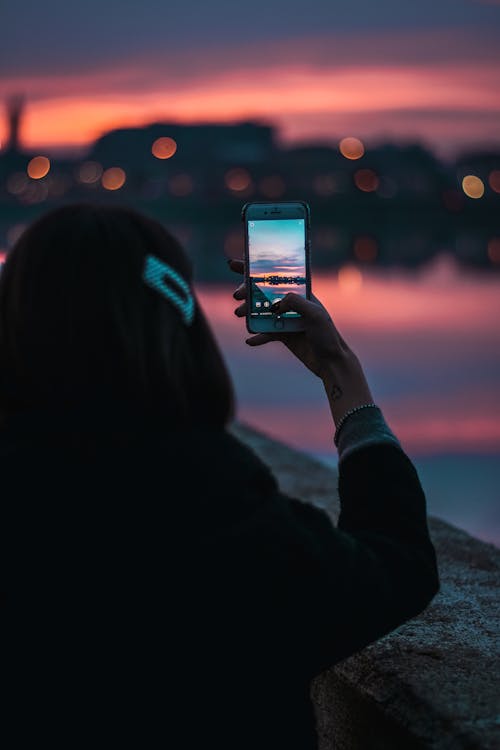 Free A Person Holding a Smartphone Stock Photo