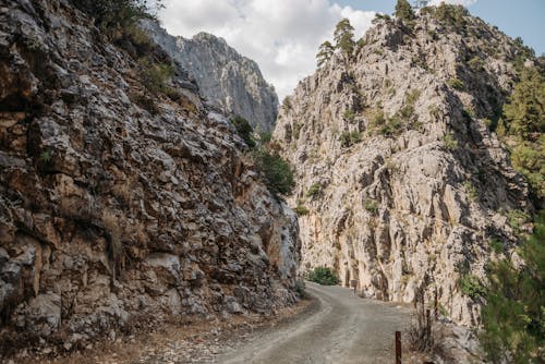Fotos de stock gratuitas de carretera sin asfaltar, formaciones rocosas, montañas rocosas