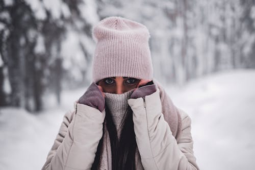 Fotos de stock gratuitas de abrigo de invierno, boina de lana, capó