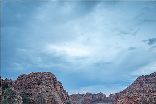 Kostnadsfri bild av arches nationalpark, billjus, dyster himmel