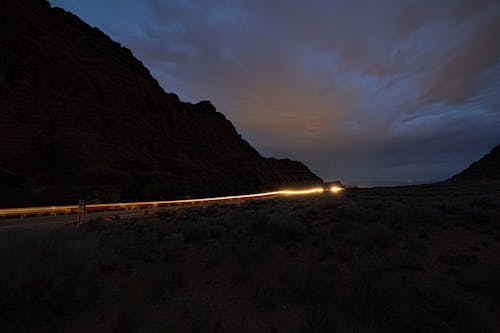 Fotobanka s bezplatnými fotkami na tému červená skala, cesta, cesty v noci
