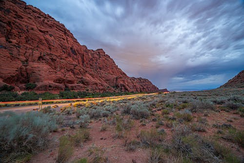Kostenloses Stock Foto zu autoscheinwerfer, bögen nationalpark, dunkle wolken