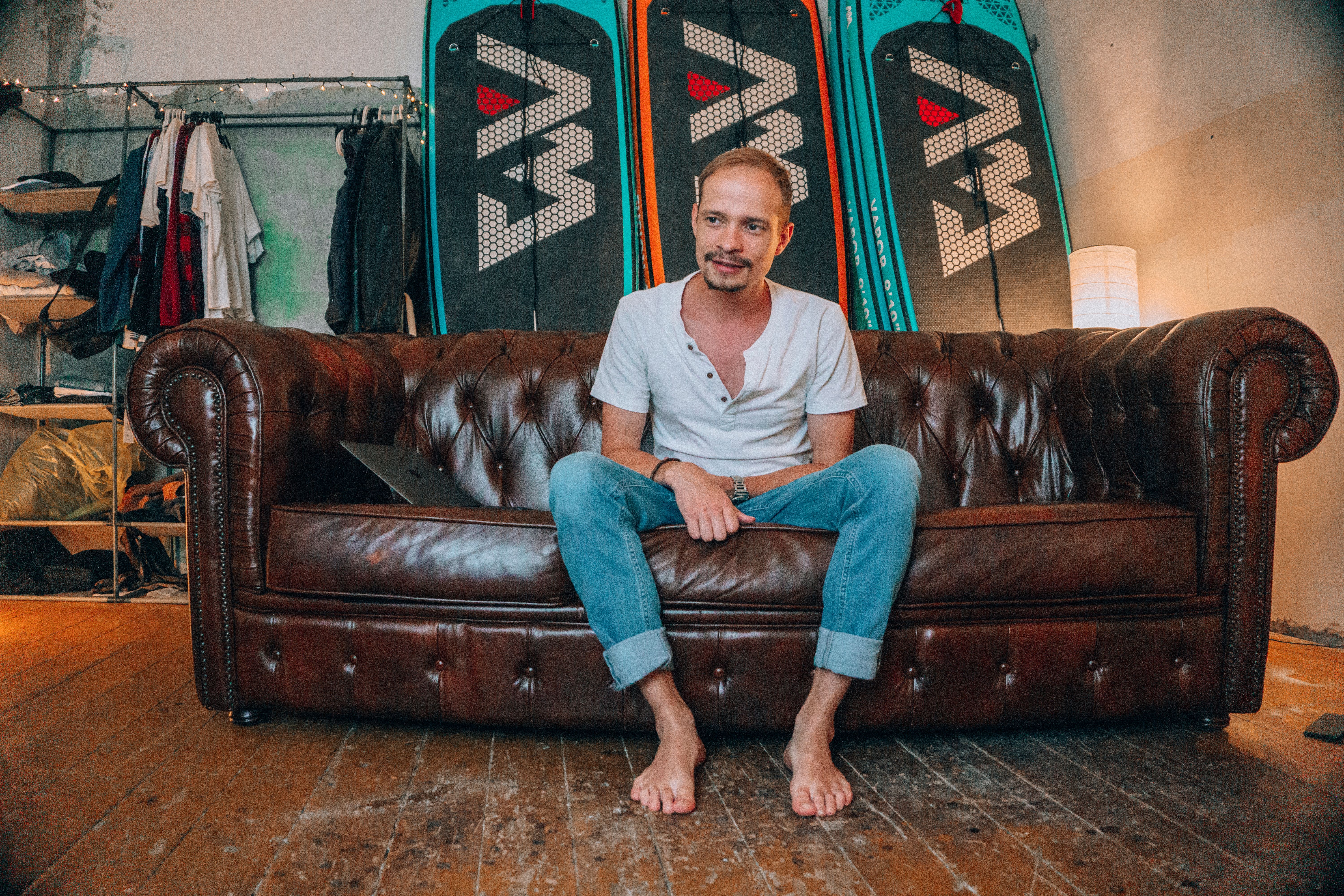 Par — movers delivering furniture from a van