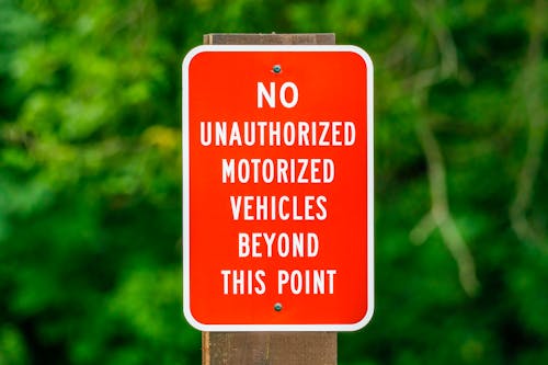 Free Shallow Focus Photo of a Warning Sign Stock Photo