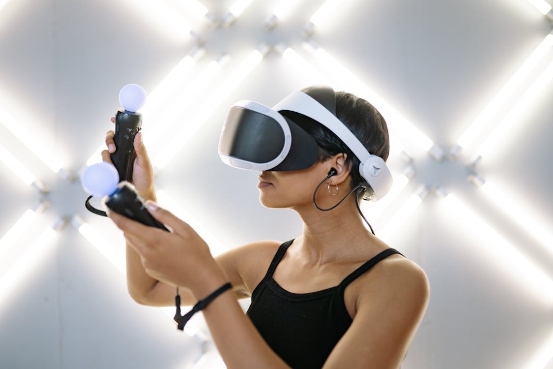 Free A Woman Playing VR Box Stock Photo