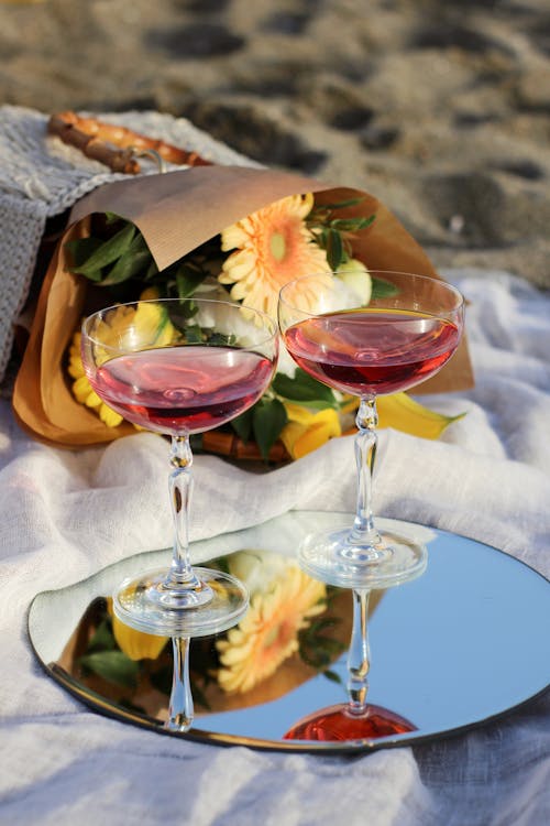 Základová fotografie zdarma na téma drinky, kytice květin, sklenice na víno