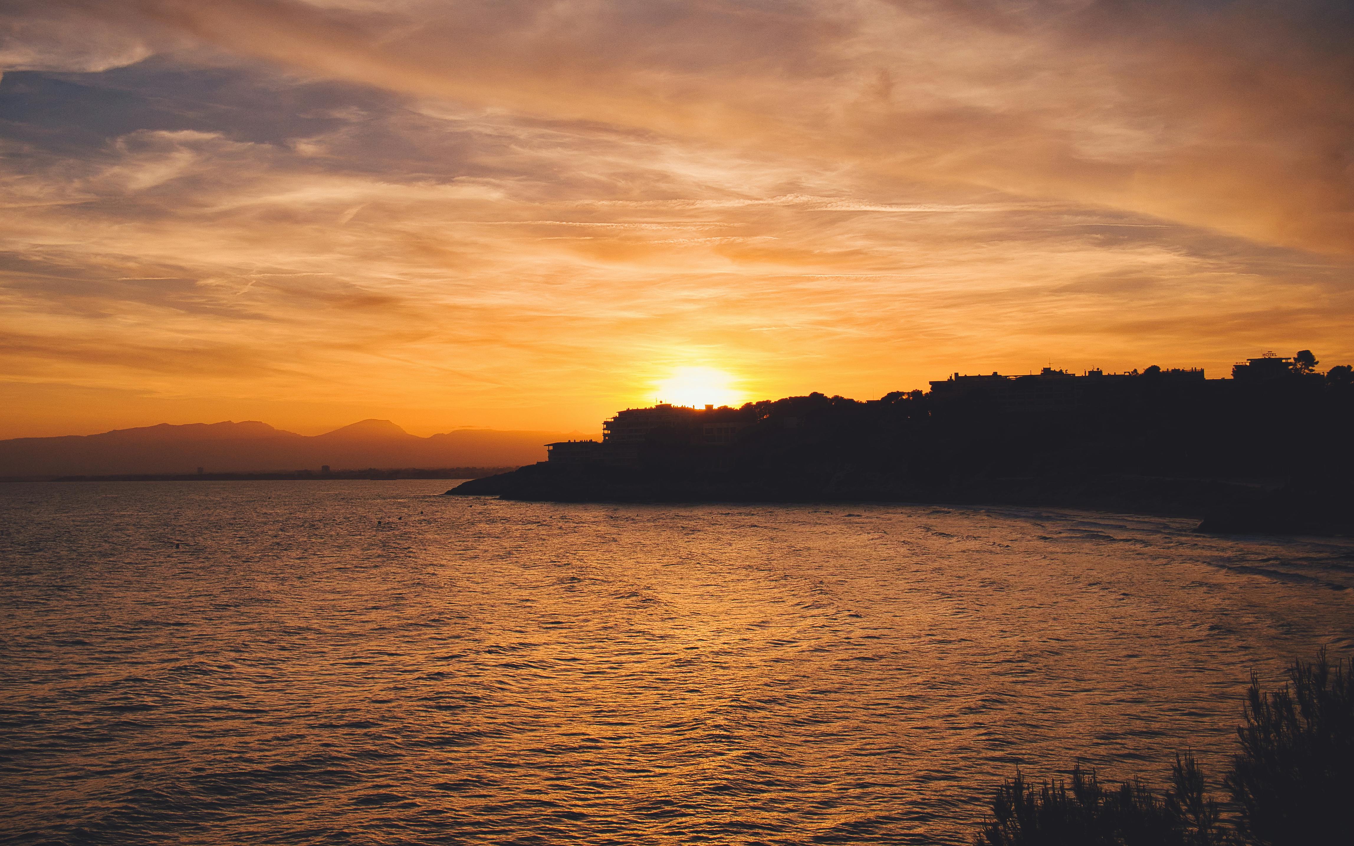 Free Breathtaking sunset over Salou's coastline, capturing serene ocean views and silhouetted landscapes. Stock Photo