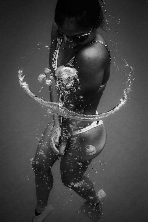 Bezpłatne Darmowe zdjęcie z galerii z bikini, ciało, czarno-biały Zdjęcie z galerii