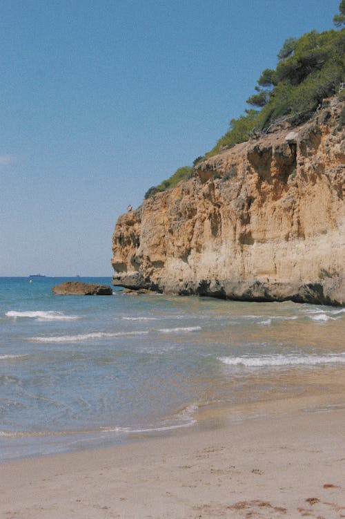 Бесплатное стоковое фото с береговая линия, вертикальный выстрел, водоем