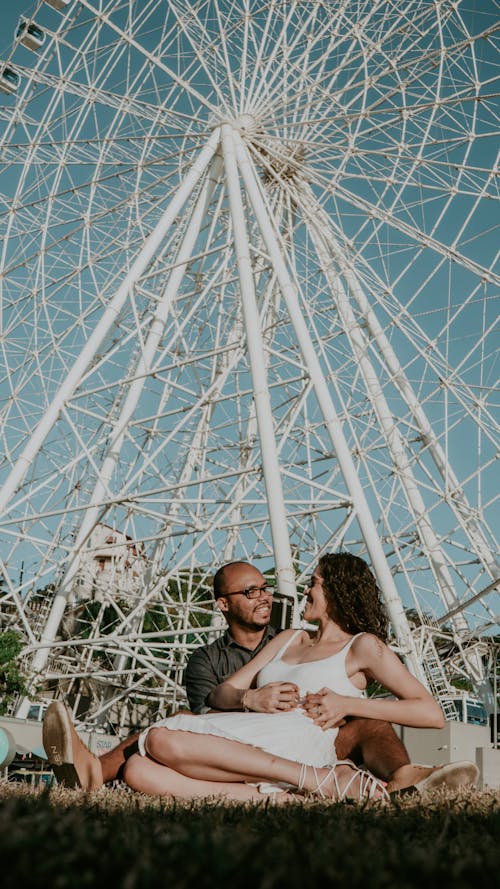 Foto profissional grátis de abraçando, amor, ao ar livre