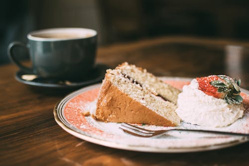 세라믹 접시에 슬라이스 케이크 사진