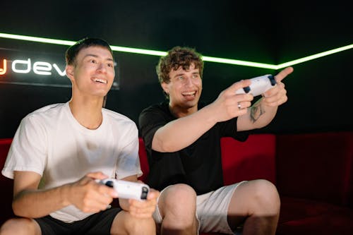 Foto profissional grátis de amigos, controladores de jogos, dentro de casa