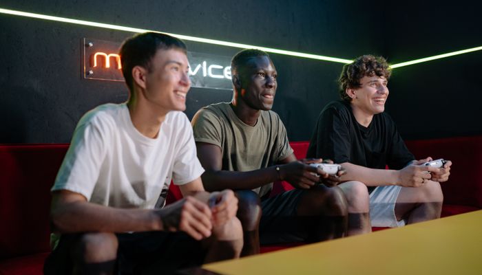 Друзья играют вместе на игровых контроллерах