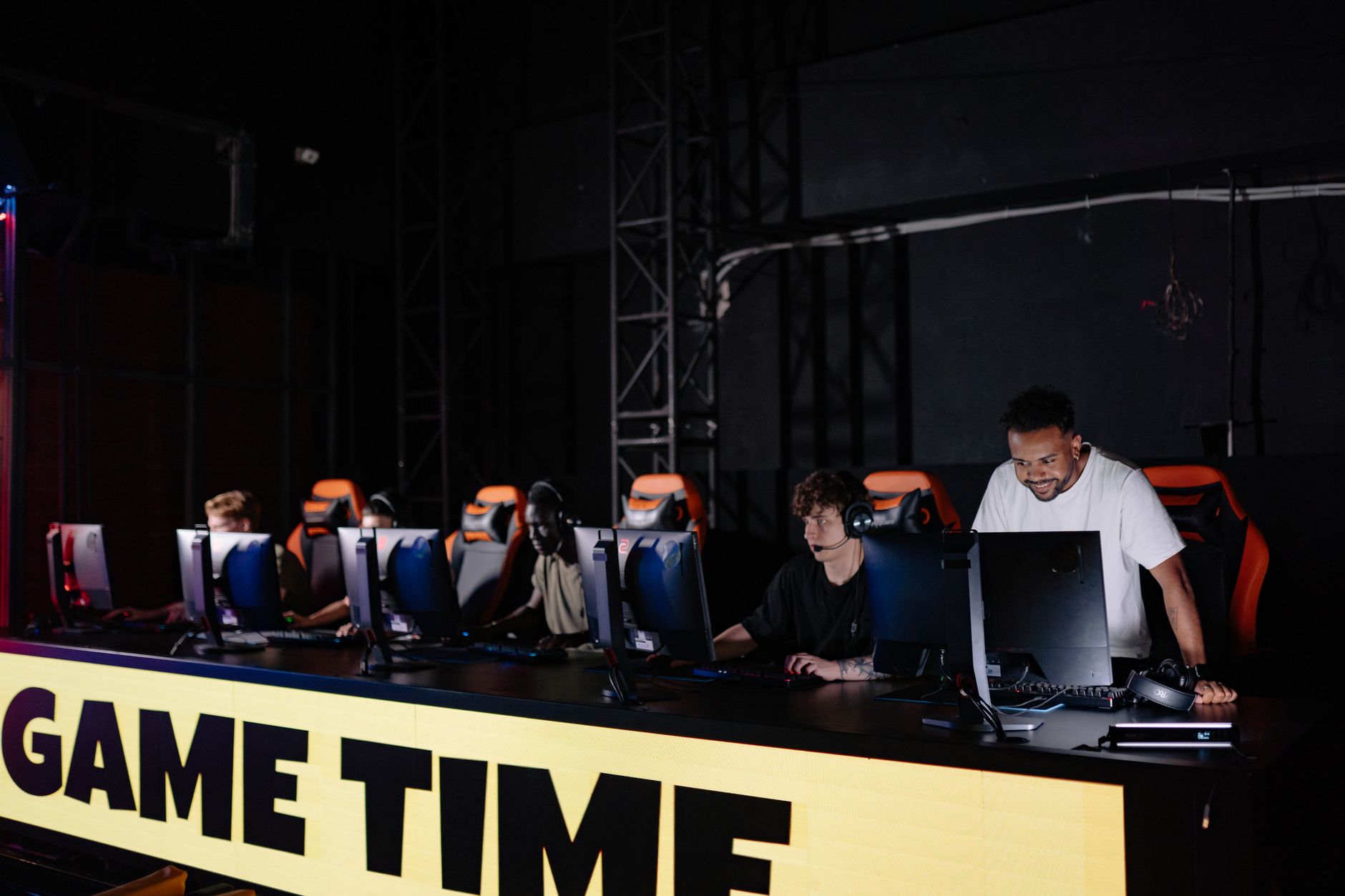 Paris Gentle Mates : Les Héros de la Guerre Virtuelle